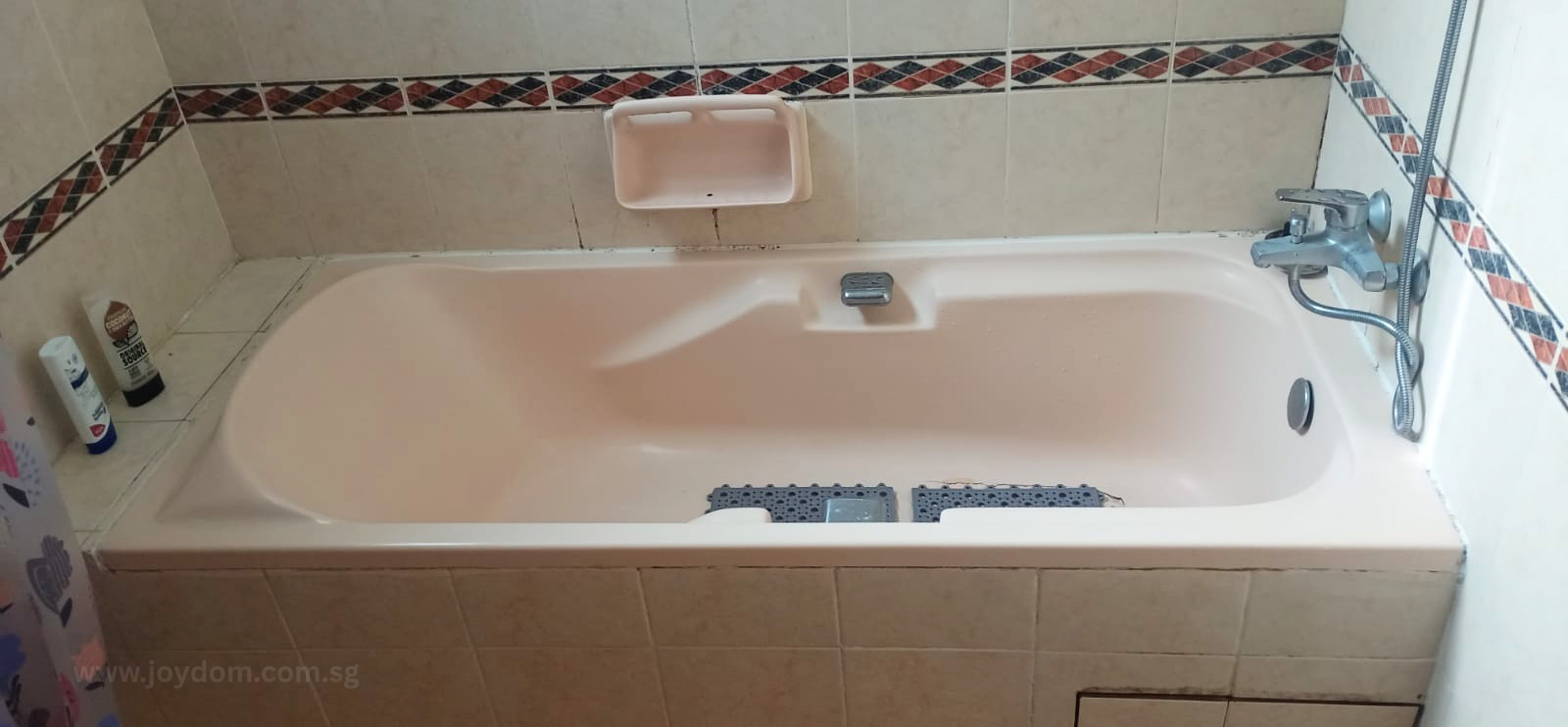 Old bathtub that requires replacement