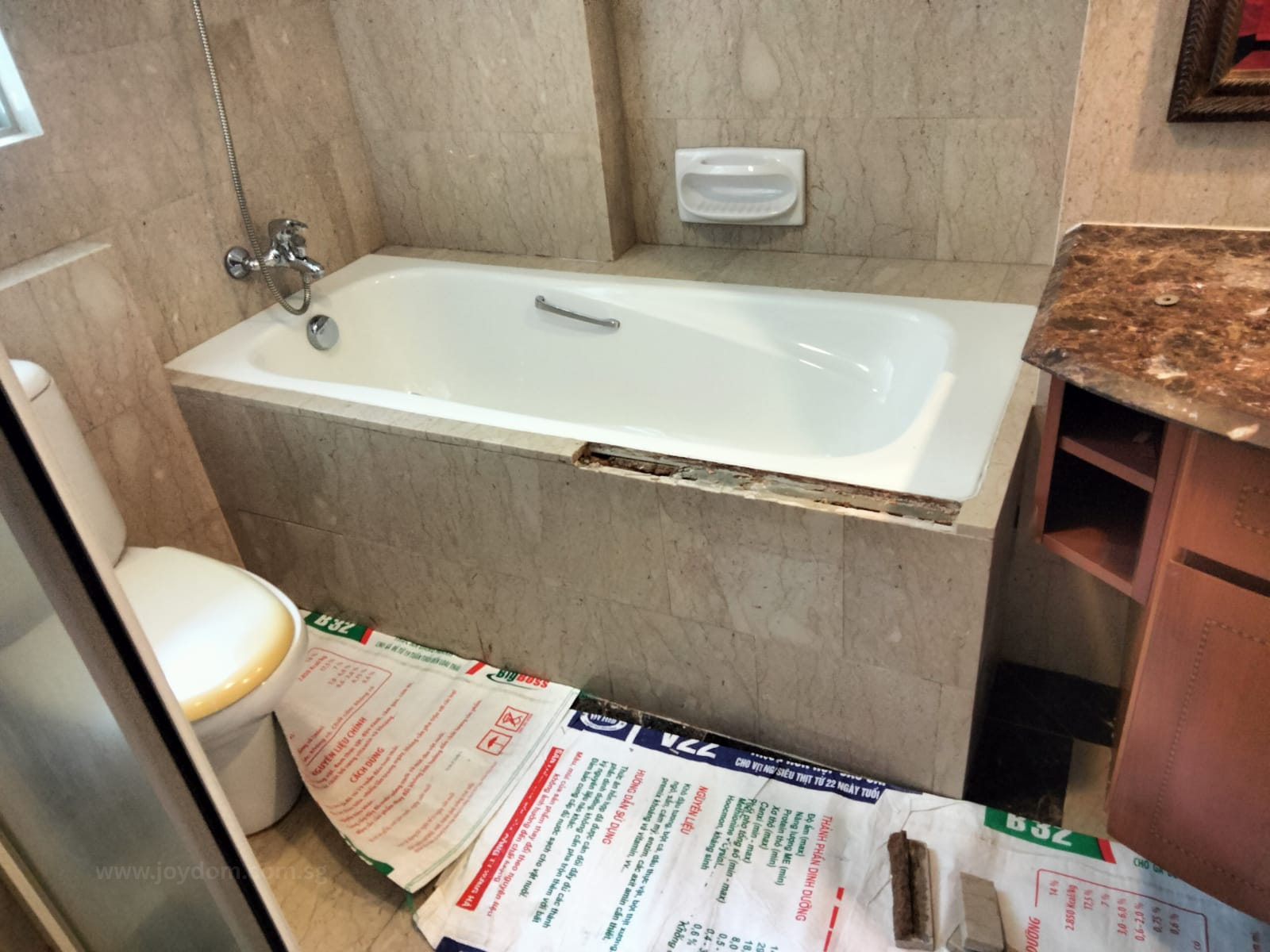 Damaged bathtub that requires to remove